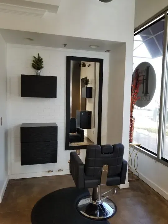 https://cdn.salonspotlight.com/photos/7tVWuiIdGgLYxiZPDaIm/a6af5e92-8cad-4412-9438-61af43a53156_720x720