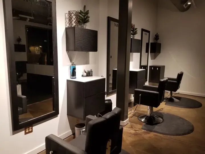 https://cdn.salonspotlight.com/photos/7tVWuiIdGgLYxiZPDaIm/e75336b4-7853-474c-a510-3e38f700e539_720x720