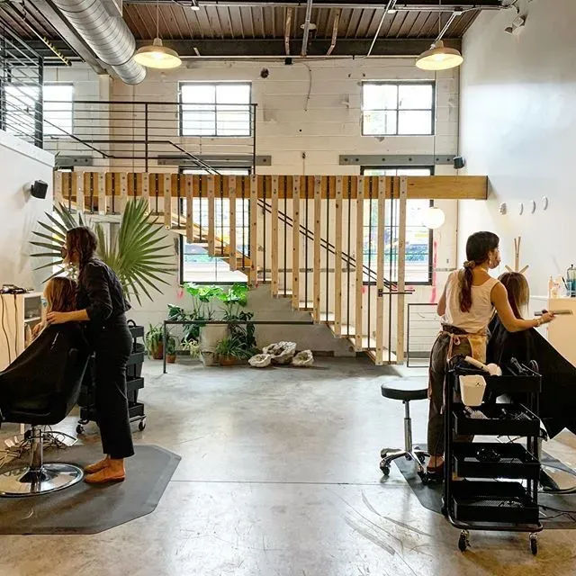 https://cdn.salonspotlight.com/photos/7xgx3tlsLNcy6eTaRmKT/9e97e936-cab9-4ca2-8967-1af4a559e010_720x720