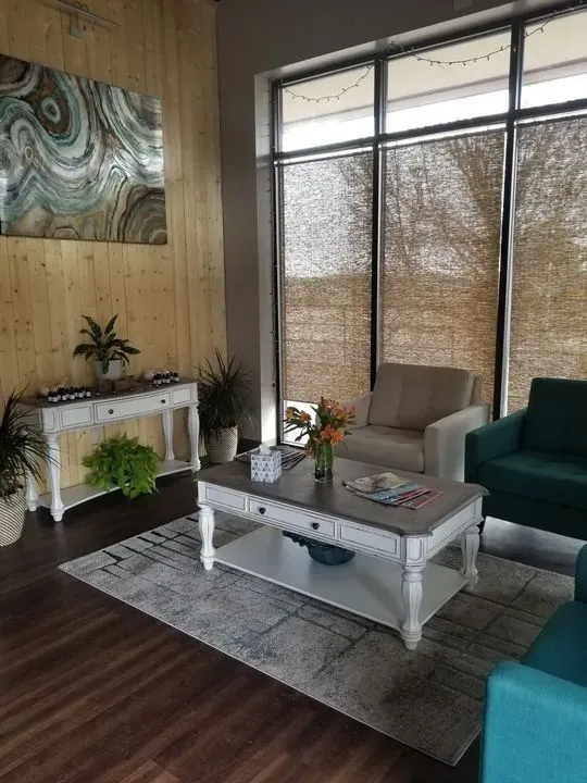 https://cdn.salonspotlight.com/photos/7yDSu4qGtjTkgfzSiTun/5248aeec-c8fb-443a-bb08-c96cf67483c9_720x720