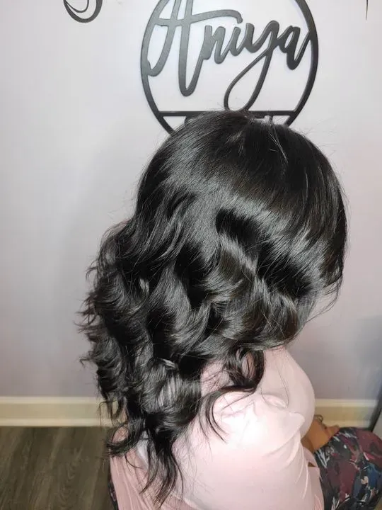 https://cdn.salonspotlight.com/photos/7yGZWCHoyNOari7OqW08/d4369589-3aec-471f-9773-b228ba13a6b7_720x720
