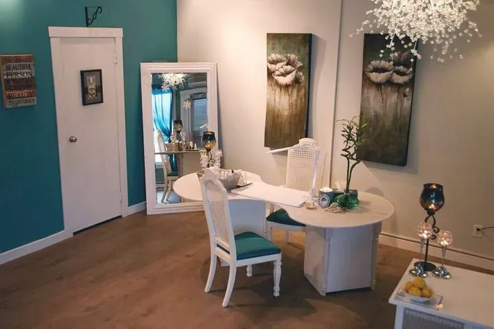 https://cdn.salonspotlight.com/photos/7zgEa3bxOvbRnRBBRHhx/8eca9da5-f058-44bd-b478-5b34b6c387d2_720x720