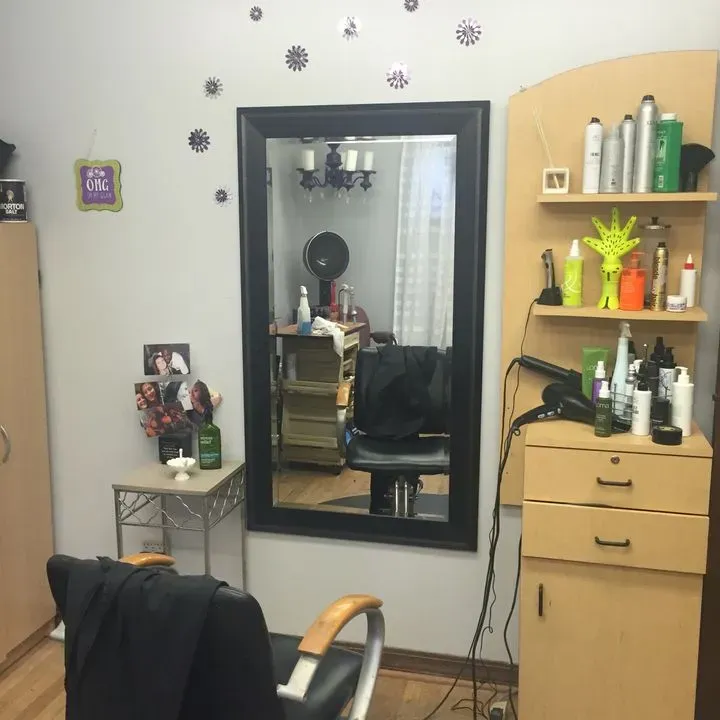 https://cdn.salonspotlight.com/photos/81bZHy70JAh82b9ixD77/1e5739fa-e83b-4ef3-b746-97a08b1ce20f_720x720