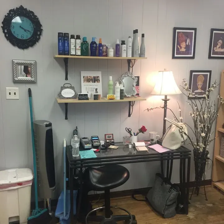 https://cdn.salonspotlight.com/photos/81bZHy70JAh82b9ixD77/fd5ac21e-d181-4361-b0ff-518a6bf2f9cf_720x720