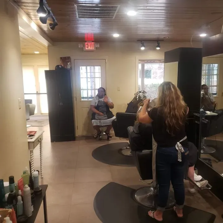 https://cdn.salonspotlight.com/photos/82GqvokR10Xq1XmrShdv/96bd4258-6d88-4587-a6f1-1a210ffa03dc_720x720