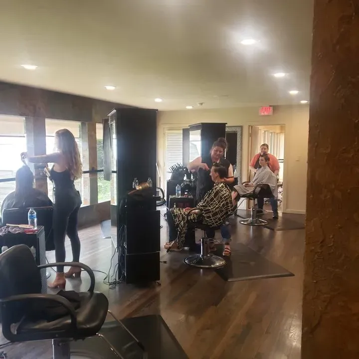 https://cdn.salonspotlight.com/photos/82GqvokR10Xq1XmrShdv/ad344436-f2b1-47cb-b1db-ac6dc22a54a2_720x720