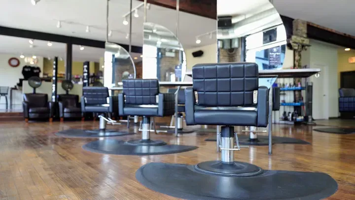 https://cdn.salonspotlight.com/photos/830Z7BupweQ35y8NkOuu/90f69e9f-34b7-4ccb-8edb-466eeaf5197a_720x720