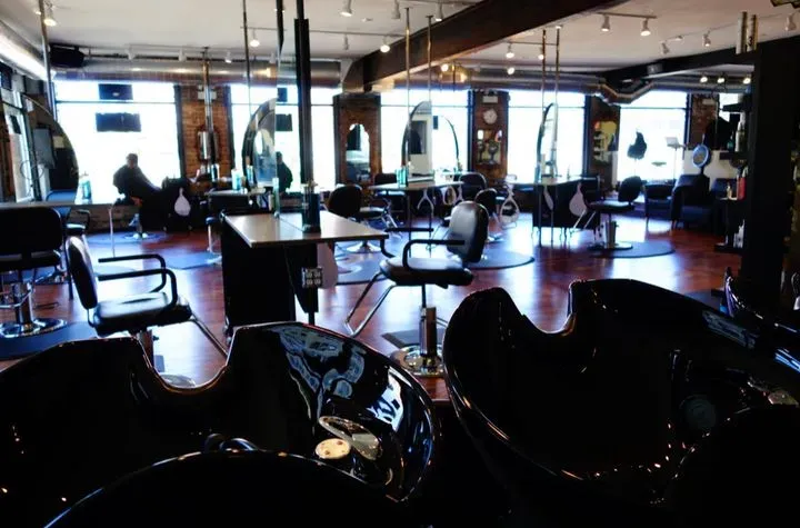 https://cdn.salonspotlight.com/photos/830Z7BupweQ35y8NkOuu/f0e0934e-1d2a-4de8-b43b-c07671da3a6c_720x720