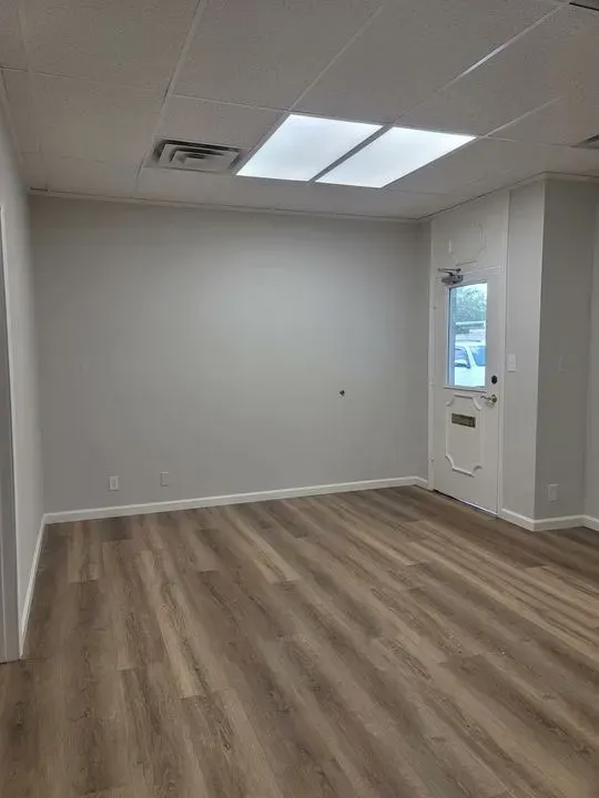 https://cdn.salonspotlight.com/photos/890jMQyW2WLkmdLB6WVr/80ef7a82-01c4-45fa-a652-23746025d121_720x720