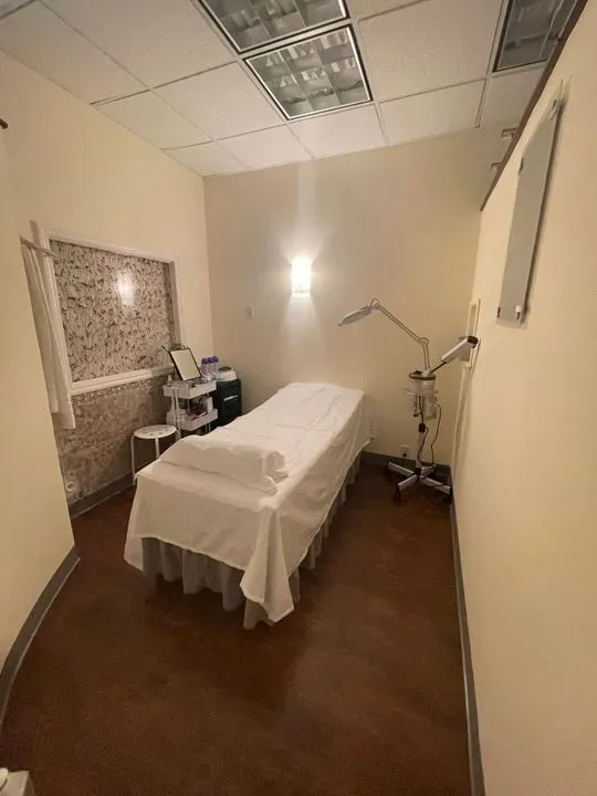 https://cdn.salonspotlight.com/photos/8A63TMvYRG6HGGM2FhiS/dde26d54-3eac-42b2-9370-4f67add7e969_720x720