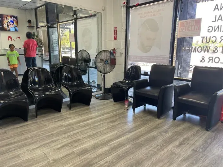 https://cdn.salonspotlight.com/photos/8Ao2bNXg9gekToIaMbNJ/58d0ec8f-20a8-48c3-941f-4b74346d496a_720x720