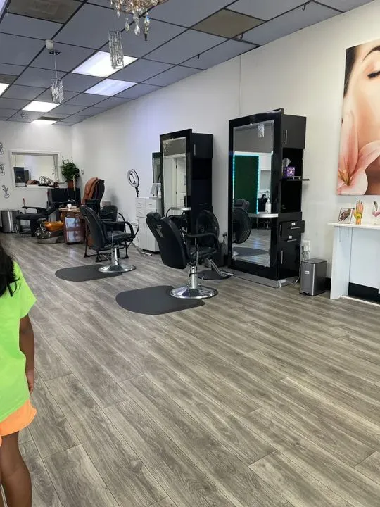 https://cdn.salonspotlight.com/photos/8Ao2bNXg9gekToIaMbNJ/ff1e1265-f6a6-4043-8555-119c9821e485_720x720