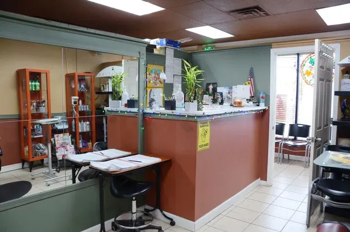 https://cdn.salonspotlight.com/photos/8DltnGyJBGDap0MqdPgA/bf4533eb-e29f-46b8-9c26-2efcc0f2b298_720x720