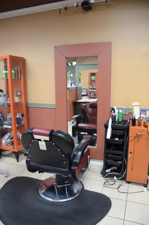 https://cdn.salonspotlight.com/photos/8DltnGyJBGDap0MqdPgA/f126a6e6-d3c2-458f-b902-7bb5c980417f_720x720