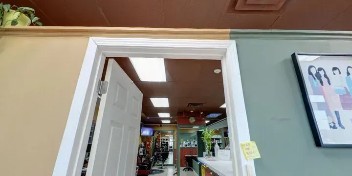https://cdn.salonspotlight.com/photos/8DltnGyJBGDap0MqdPgA/fa1cb6d9-1999-4299-ad81-19668ad35a68_720x720