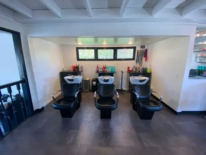 https://cdn.salonspotlight.com/photos/8H1f1Sz2LVie8h9q7EIT/1ee90ff2-3f38-427d-b783-e706fb936be3_720x720