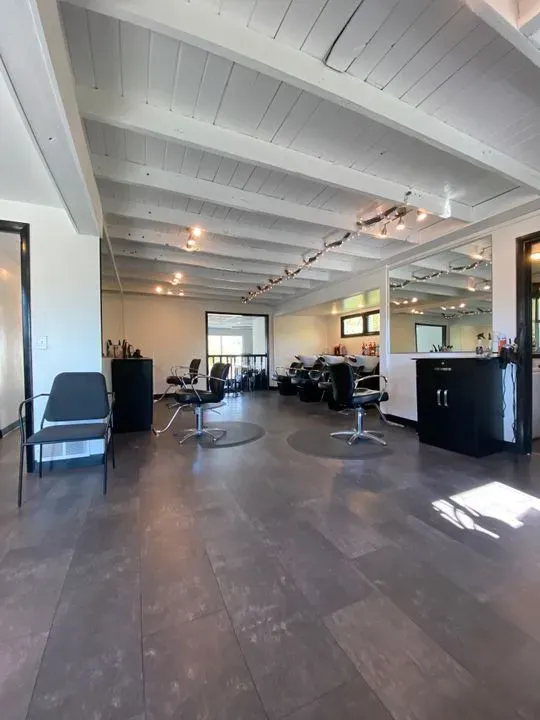 https://cdn.salonspotlight.com/photos/8H1f1Sz2LVie8h9q7EIT/ae023b00-8ade-4be0-9fd9-d35952317ffd_720x720