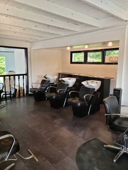https://cdn.salonspotlight.com/photos/8H1f1Sz2LVie8h9q7EIT/be05fe8c-0997-4fc8-8eec-5b48c730b558_720x720