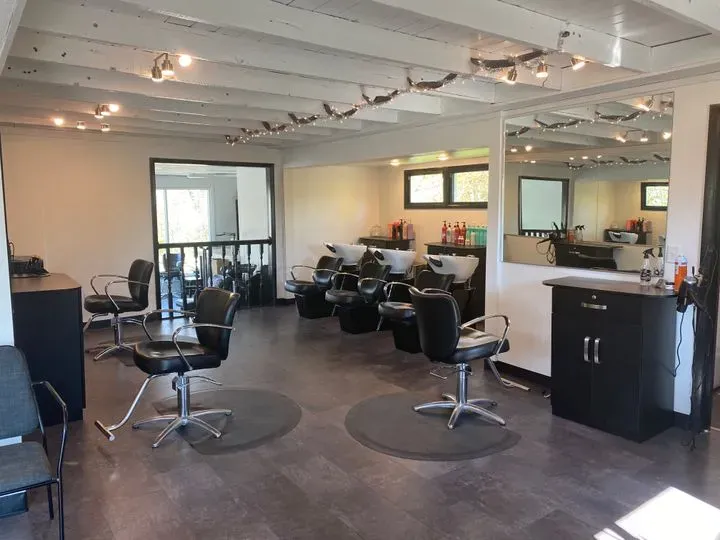 https://cdn.salonspotlight.com/photos/8H1f1Sz2LVie8h9q7EIT/fe396d46-5384-4c32-9e61-3e4fe410d768_720x720