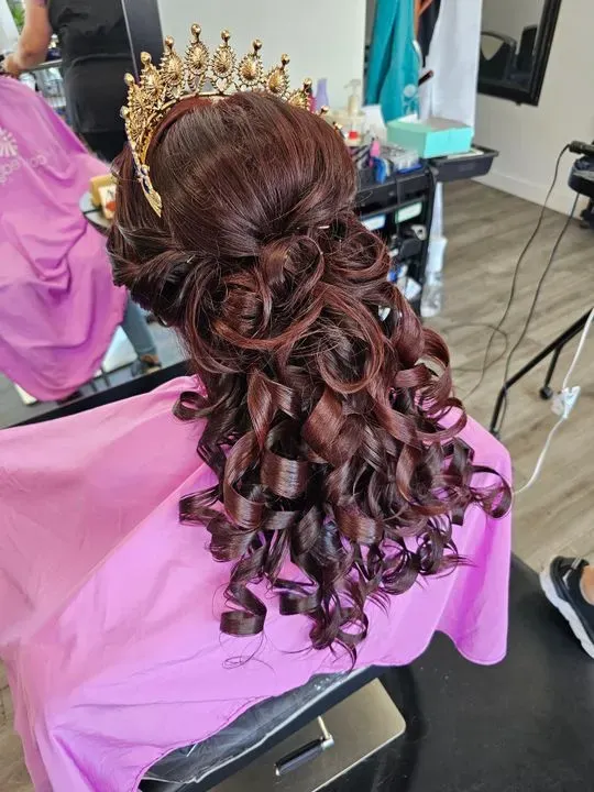 https://cdn.salonspotlight.com/photos/8JK1eDzdbNTdhj4ojXiy/b0e508c8-415e-4a86-875f-91205048cff0_720x720