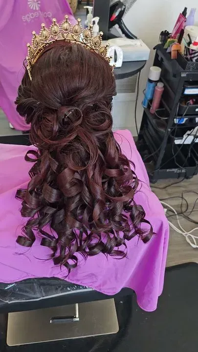 https://cdn.salonspotlight.com/photos/8JK1eDzdbNTdhj4ojXiy/ce645ed0-2f78-4c99-9fa1-5ca7c8008eab_720x720