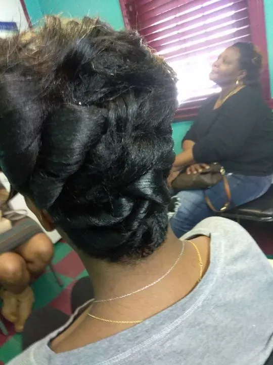 https://cdn.salonspotlight.com/photos/8KWecszan4OD2iog1g90/8a44a6cf-5d1d-43ae-a929-304523bbe917_720x720