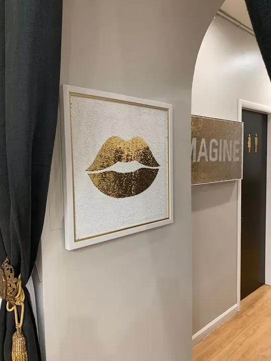 https://cdn.salonspotlight.com/photos/8KzQnXKOCm1KCWyV4T7k/8dd0b802-835f-4891-9859-c0410a0c7e04_720x720