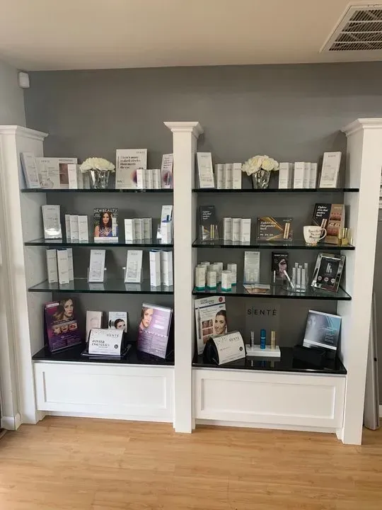 https://cdn.salonspotlight.com/photos/8KzQnXKOCm1KCWyV4T7k/aec526d0-2470-4452-b22a-6709f8514106_720x720