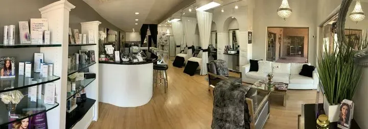 https://cdn.salonspotlight.com/photos/8KzQnXKOCm1KCWyV4T7k/be0ec88d-9b82-43cd-9444-7b53c32eeb39_720x720