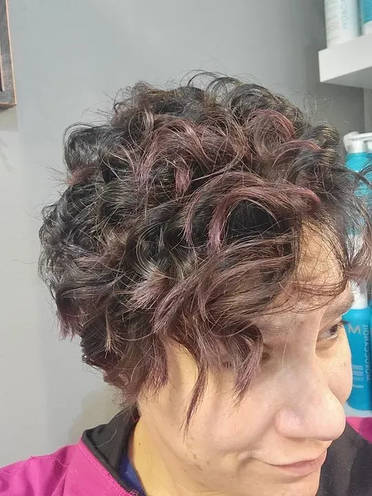 https://cdn.salonspotlight.com/photos/8LvkTp0loxLa77e3Xk16/4b34f8a9-baa9-4fa3-85d0-d4b082191a28_720x720