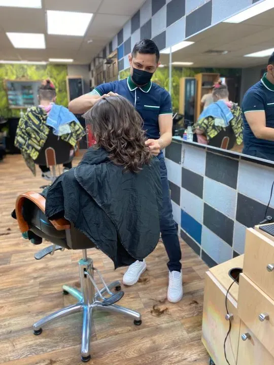 https://cdn.salonspotlight.com/photos/8ML0A5X0t5nv7HBxR9sk/a4276cb1-ccd6-4cdf-be64-e95791ce4a7e_720x720
