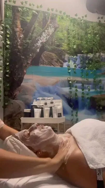 https://cdn.salonspotlight.com/photos/8MNtrIGY4EyvTiJB3FB8/d0026f4d-282a-43a1-8f78-5ed0523559ab_720x720