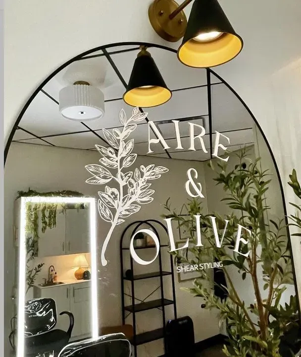 https://cdn.salonspotlight.com/photos/8Ps2o1SnIwzr5Pt2d5pN/4e7ac385-54e4-4049-aa7d-5ce8185061d6_720x720