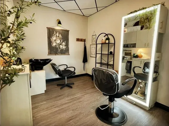 https://cdn.salonspotlight.com/photos/8Ps2o1SnIwzr5Pt2d5pN/ae708a4f-b02f-4f61-9040-dcd05408a300_720x720