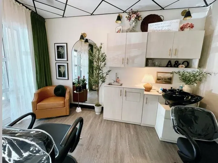 https://cdn.salonspotlight.com/photos/8Ps2o1SnIwzr5Pt2d5pN/ec6f6171-6c82-4837-a610-ab5f45274e57_720x720