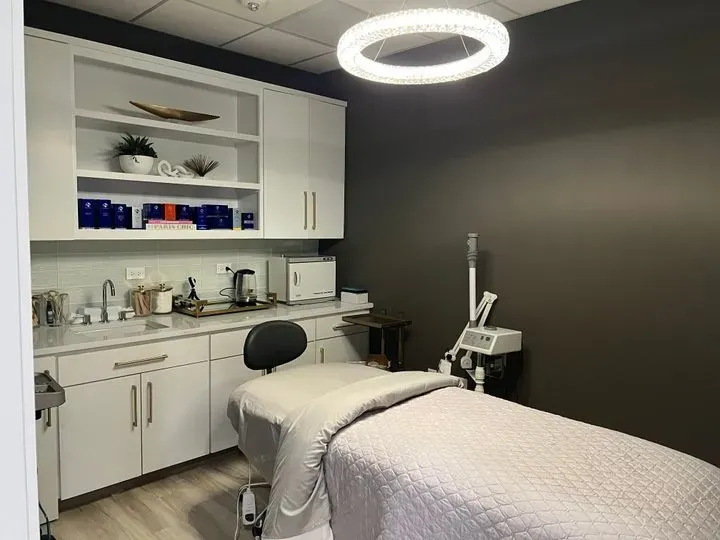 https://cdn.salonspotlight.com/photos/8QbGrXBF0GQUjiQhIVb8/5c34958d-bfa2-46f4-812b-253ba3abb14a_720x720