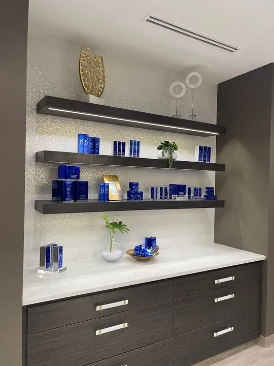 https://cdn.salonspotlight.com/photos/8QbGrXBF0GQUjiQhIVb8/de481e28-35f2-4aec-8a29-1fe56fa88465_720x720