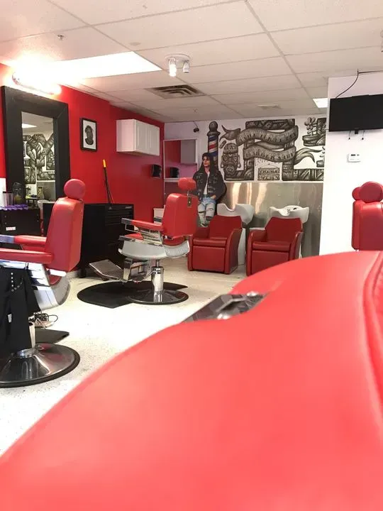 https://cdn.salonspotlight.com/photos/8ROl9n3S5FZjhBU0qw2S/05b25f8a-93e1-4974-90ea-7abed7bad403_720x720