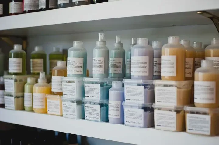 https://cdn.salonspotlight.com/photos/8S4CC67GxtYKqhkJpFbV/908eeb71-7b97-4934-ac66-248ac7570aca_720x720