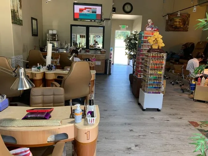 https://cdn.salonspotlight.com/photos/8SYJrKCT3CLRJoXZWfii/f807189e-969b-483a-8e11-e3ff260d8711_720x720