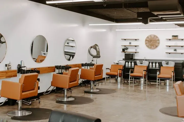 https://cdn.salonspotlight.com/photos/8Sz5ujw9eFcvcfDyOi9W/fcf1a0e5-44d5-44cb-b07f-e63618bc7c8c_720x720