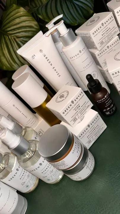 https://cdn.salonspotlight.com/photos/8UvcveWKUto1yVsQDGZh/39c5963d-fc86-4993-b05e-e99360f14eab_720x720