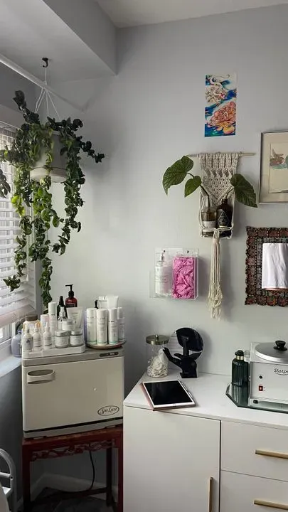 https://cdn.salonspotlight.com/photos/8UvcveWKUto1yVsQDGZh/e2f9397e-68c3-4fda-805a-d3c85cf06519_720x720