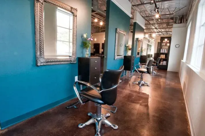 https://cdn.salonspotlight.com/photos/8V0HrX1ZfYvpG58RSETm/989503ef-0698-486f-b18b-136c89083535_720x720
