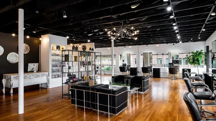 https://cdn.salonspotlight.com/photos/8bol1aaJyS0kqWsnwKjf/a125c65f-4ffe-4348-8965-3307172a5264_720x720