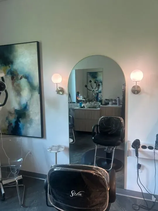 https://cdn.salonspotlight.com/photos/8cXesXasNMGsRV5yX3rm/99f6725f-3779-4ed3-bc72-581b989d502e_720x720