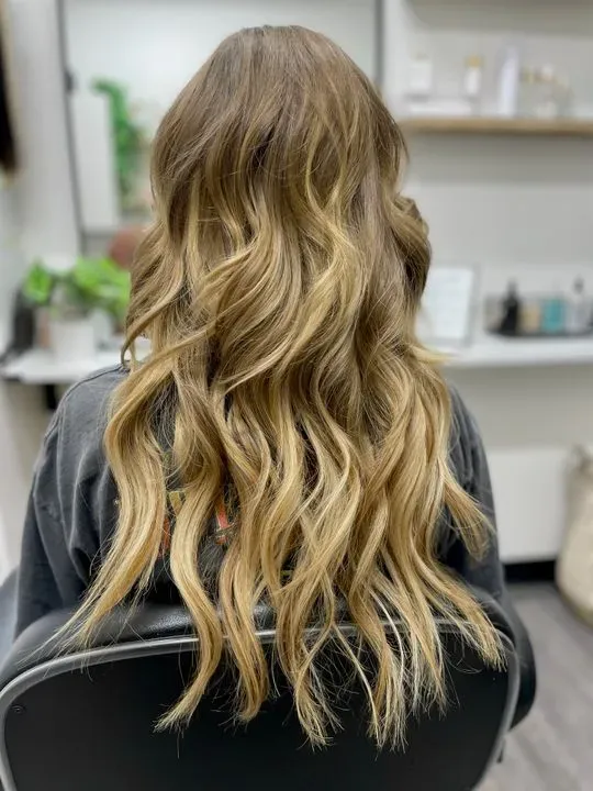 https://cdn.salonspotlight.com/photos/8dF3RaVRqg2UwpHxo3Te/0abca031-9a1c-40c7-8e1c-14a19b712be6_720x720