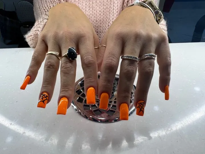 https://cdn.salonspotlight.com/photos/8fuB36bpBwURpKE3eGkB/8af81a52-a51b-42cd-9266-153307e12249_720x720
