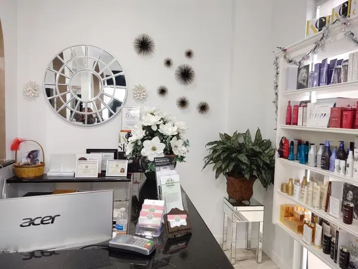 https://cdn.salonspotlight.com/photos/8gX9uRfIdPrtvZE23L66/aa2aed4b-310e-46d4-ae05-d8070add030a_720x720