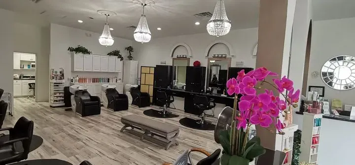 https://cdn.salonspotlight.com/photos/8gX9uRfIdPrtvZE23L66/e82732d5-1d85-4e89-ac4c-439b576d5a42_720x720